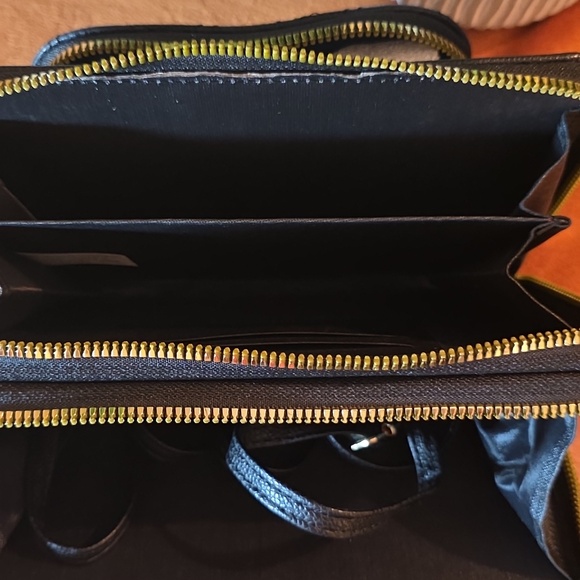 8 Piece FASHION GIFT OR RESALE BUNDLE. - Picture 13 of 14